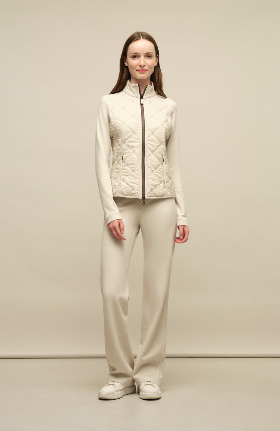 Steppjacke mit Natural Powerstretch, Modell 633710 Karen-QNP in Farbe 2350 sandstone  Model Vorderansicht,  kombiniert mit Frauenschuh Kitzbühel Produkten, Made in Austria