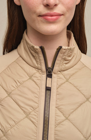 Steppjacke mit Natural Powerstretch, Modell 633710 Karen-QNP in Farbe 2670 Savannah – Detailansicht, kombiniert mit Frauenschuh Kitzbühel Produkten, Made in Austria