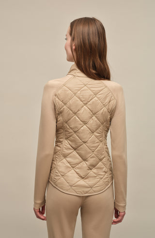 Steppjacke mit Natural Powerstretch, Modell 633710 Karen-QNP in Farbe 2670 Savannah – Model Rueckansicht, kombiniert mit Frauenschuh Kitzbühel Produkten, Made in Austria
