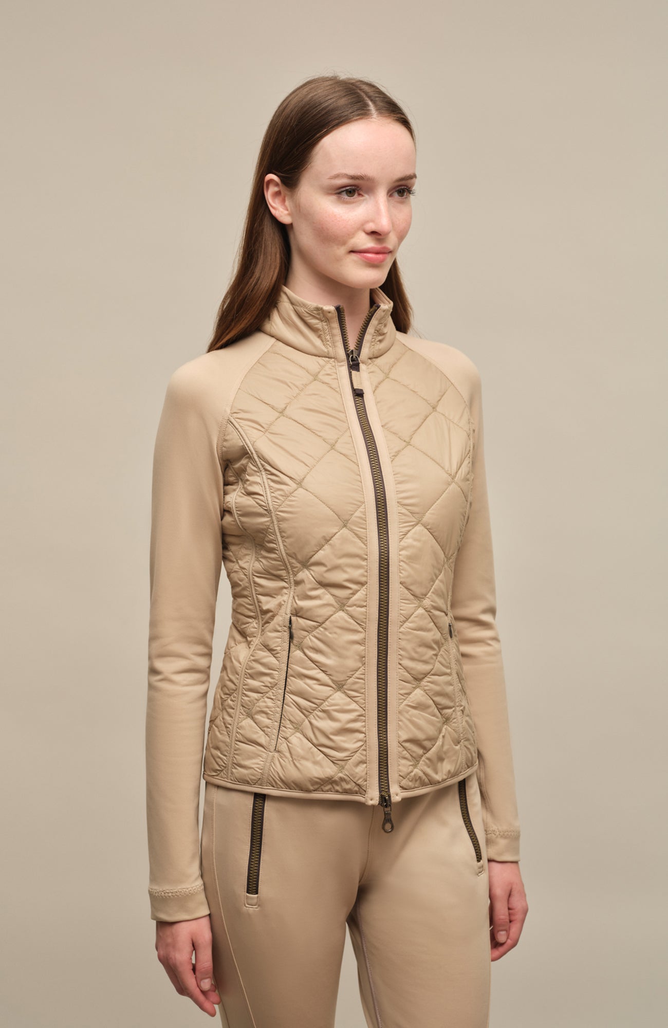 Steppjacke mit Natural Powerstretch, Modell 633710 Karen-QNP in Farbe 2670 Savannah – Model Vorderansicht kombiniert mit Frauenschuh Kitzbühel Produkten, Made in Austria