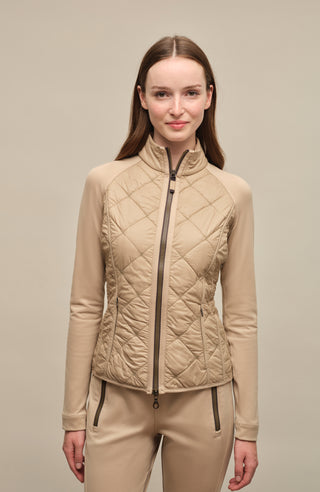 Steppjacke mit Natural Powerstretch, Modell 633710 Karen-QNP in Farbe 2670 Savannah – Vorderansicht am Model kombiniert mit Frauenschuh Kitzbühel Produkten, Made in Austria