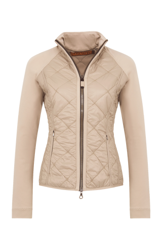 Steppjacke mit Natural Powerstretch, Modell 633710 Karen-QNP in Farbe 2670 Savannah – vorderansicht kombiniert mit Frauenschuh Kitzbühel Produkten, Made in Austria
