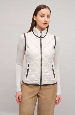 Steppweste für Damen, Modell Tracy-QL, Farbe Sandstone, Model Vorderansicht Frauenschuh Made in Austria