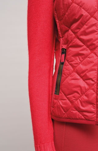 Steppweste für Damen, Modell Tracy-QL, Farbe Poppy, Model Detailansicht, Frauenschuh Made in Austria