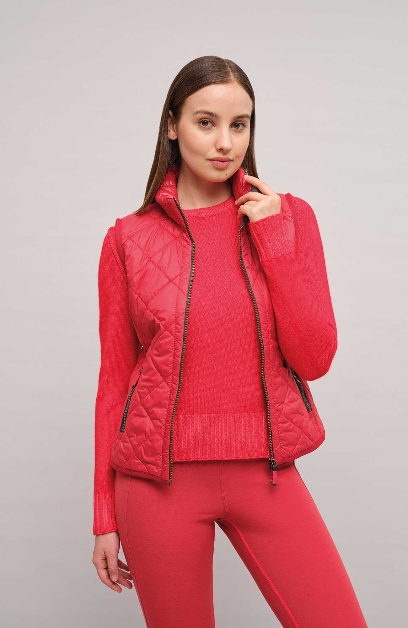 Steppweste für Damen, Modell Tracy-QL, Farbe Poppy, Model Vorderansicht Frauenschuh Made in Austria
