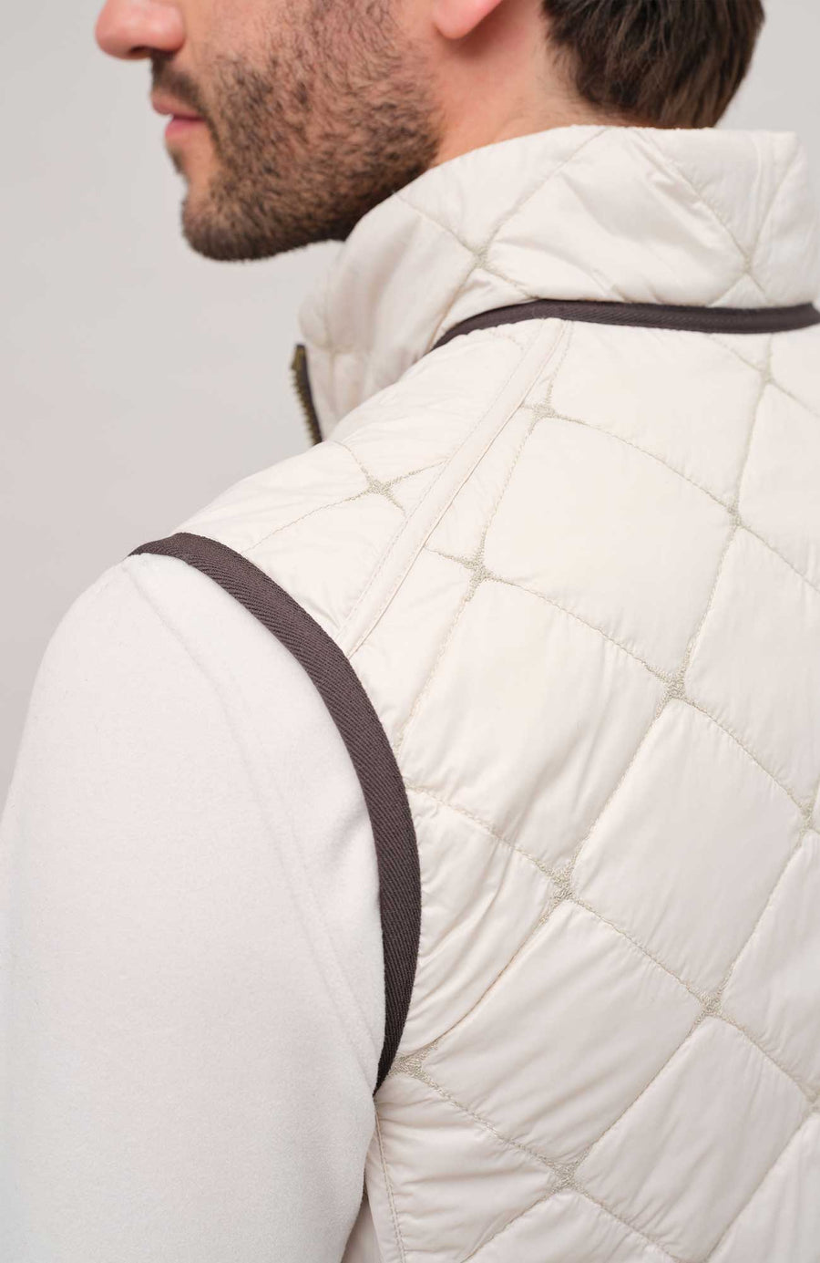 Steppweste für Herren, Modell 251614 Henri-QL, Farbe Sandstone Model Detailansicht– zeigt das Rückendesign und die Passform der Weste.