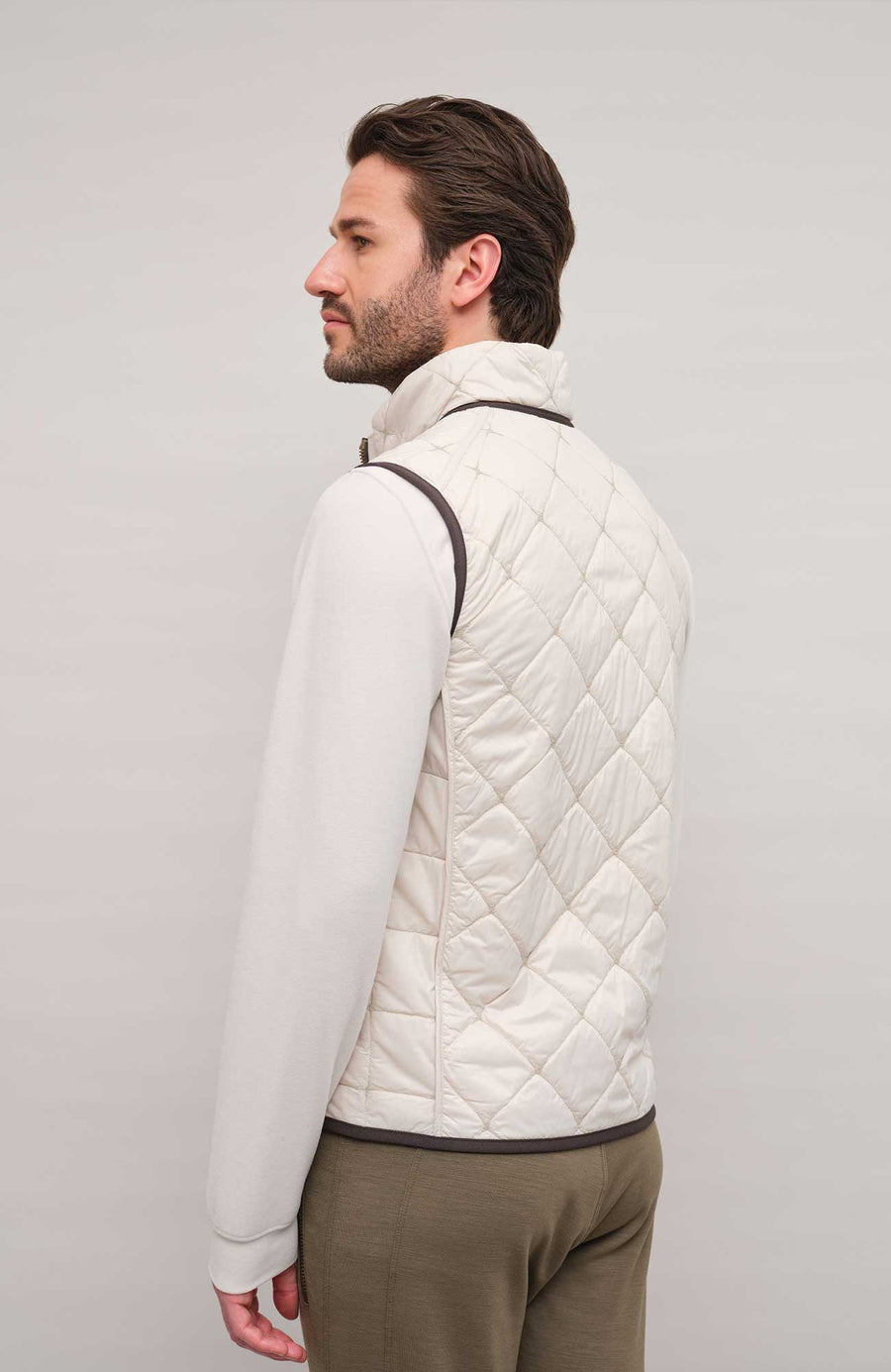 Steppweste für Herren, Modell 251614 Henri-QL, Farbe Sandstone Model Rueckansicht– zeigt das Rückendesign und die Passform der Weste.