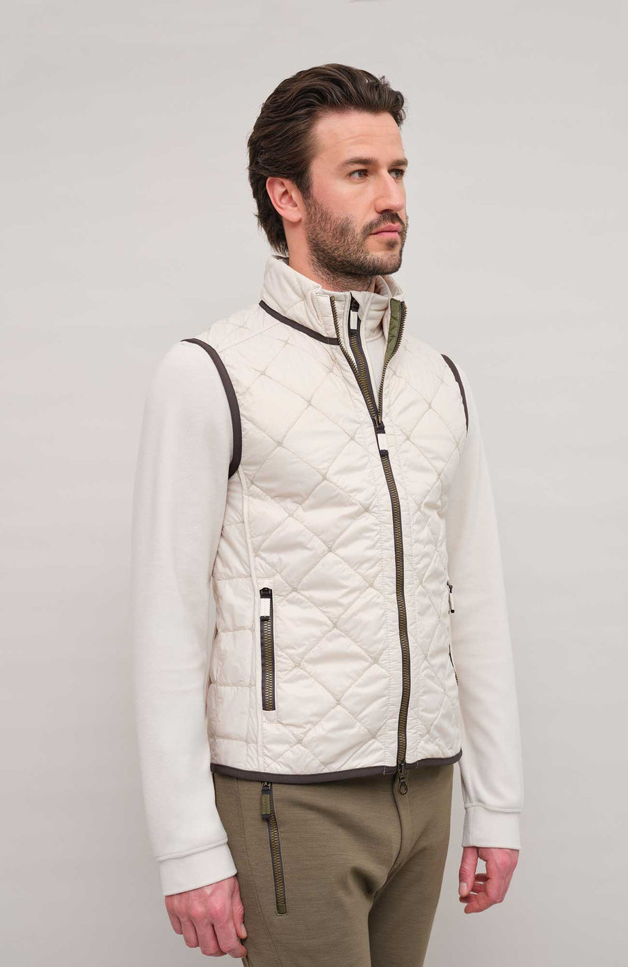 Steppweste für Herren, Modell 251614 Henri-QL, Farbe Sandstone Model Vorderansicht.