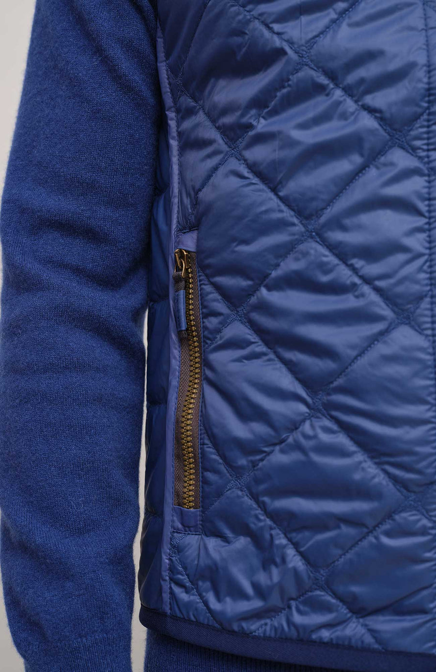 Detailansicht der Herren-Steppweste Modell 251614 Henri-QL in der Farbe 2499 Alaska Blue am Model – zeigt hochwertige Verarbeitung, Materialstruktur und feine Designelemente der FRAUENSCHUH-Weste.