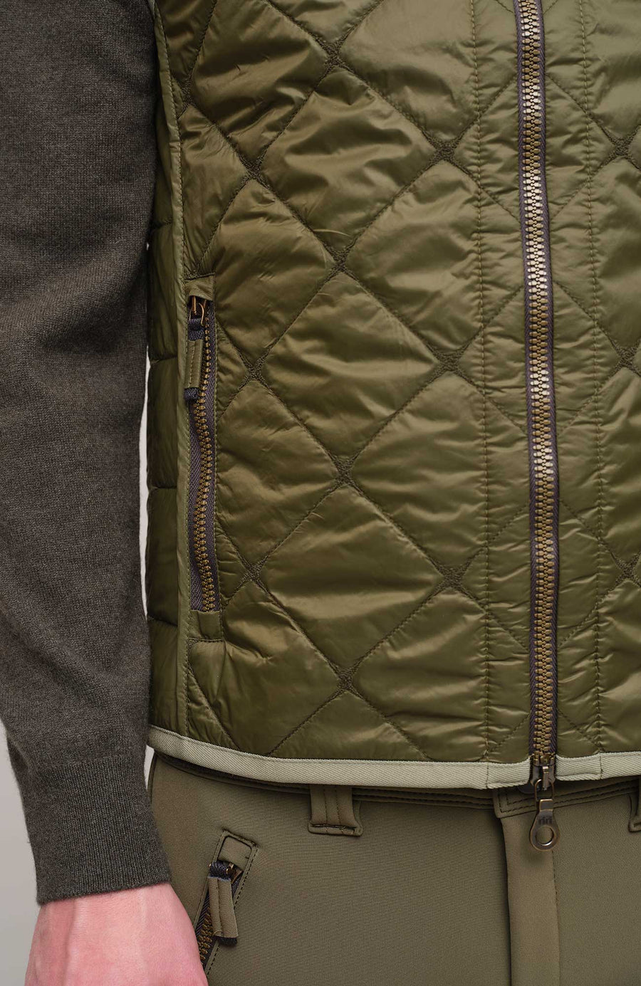 Steppweste für Herren, Modell 251614 Henri-QL, Farbe 849 Ivy, Detailansicht– zeigt das Detail und die Passform der Weste.