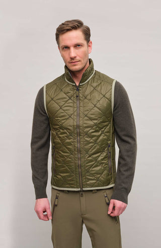 Steppweste für Herren, Modell 251614 Henri-QL, Farbe 849 Ivy, Vorderansicht am Model zeigt die Vorderansicht und die Passform der Weste.