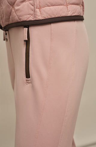 Detailansicht der Damen-Stretchhose Clio-NP in zartem Rosa (Farbe 1030 Dusty Rose) – zeigt die hochwertige Verarbeitung, das weiche, elastische Material und den bequemen Bund im Homewear-Stil von Frauenschuh, ideal für entspannte Freizeit- und Loungewear-Looks