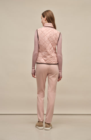 Model-Rückansicht der Damen-Stretchhose Clio-NP in zartem Rosa (Farbe 1030 Dusty Rose) – sportlich-lässige Freizeithose im Homewear-Stil von Frauenschuh, mit elastischem Bund und schmaler Passform, aus weichem, komfortablem Material, ideal für entspannte Alltagslooks