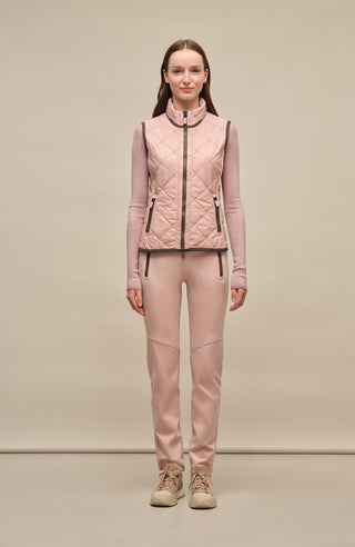 Model-Vorderansicht der Damen-Stretchhose Clio-NP in zartem Rosa (Farbe 1030 Dusty Rose) – sportlich-bequeme Freizeithose im Homewear-Look von Frauenschuh, mit elastischem Bund, schmaler Passform und weichem Material, ideal für entspannte Alltags- oder Loungewear-Outfits