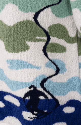 Strickjacke Delilah ME Modell 702544 in Alaskablue, Detailansicht, mit farbintensivem Bergmotiv aus Merinowolle, legere Passform und hoher Stehkragen