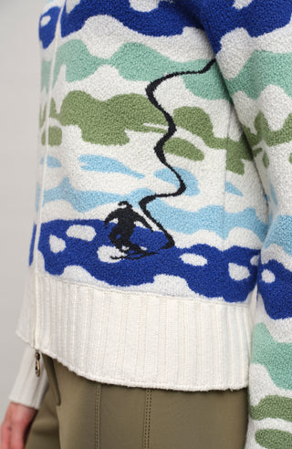 Strickjacke Delilah ME Modell 702544 in Alaskablue, Detailansicht Model, mit farbintensivem Bergmotiv aus Merinowolle, legere Passform und hoher Stehkragen