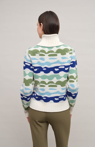 Strickjacke Delilah ME Modell 702544 in Alaskablue, Rueckansicht Model, mit farbintensivem Bergmotiv aus Merinowolle, legere Passform und hoher Stehkragen