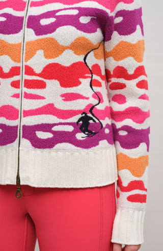 Strickjacke Delilah ME Modell 702544 in Poppy, Detailansicht Model, mit farbintensivem Bergmotiv aus Merinowolle, legere Passform und hoher Stehkragen