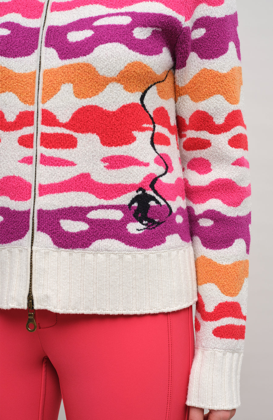 Strickjacke Delilah ME Modell 702544 in Poppy, Detailansicht Model, mit farbintensivem Bergmotiv aus Merinowolle, legere Passform und hoher Stehkragen