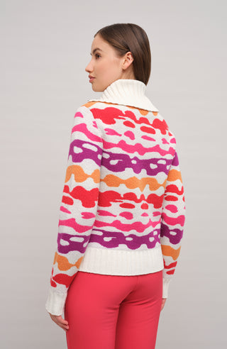 Strickjacke Delilah ME Modell 702544 in Poppy, Rueckansicht Model, mit farbintensivem Bergmotiv aus Merinowolle, legere Passform und hoher Stehkragen