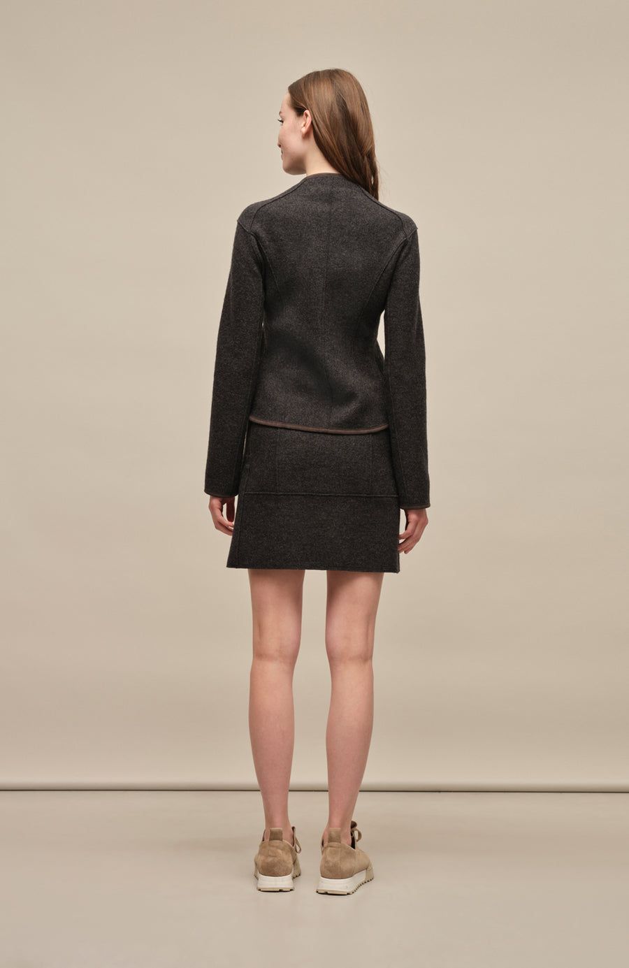 Taillierte Walkjacke für Damen, Modell 638129 Joy-CW, Farbe dunkelgrau, Model Rueckansicht, Made in Austria