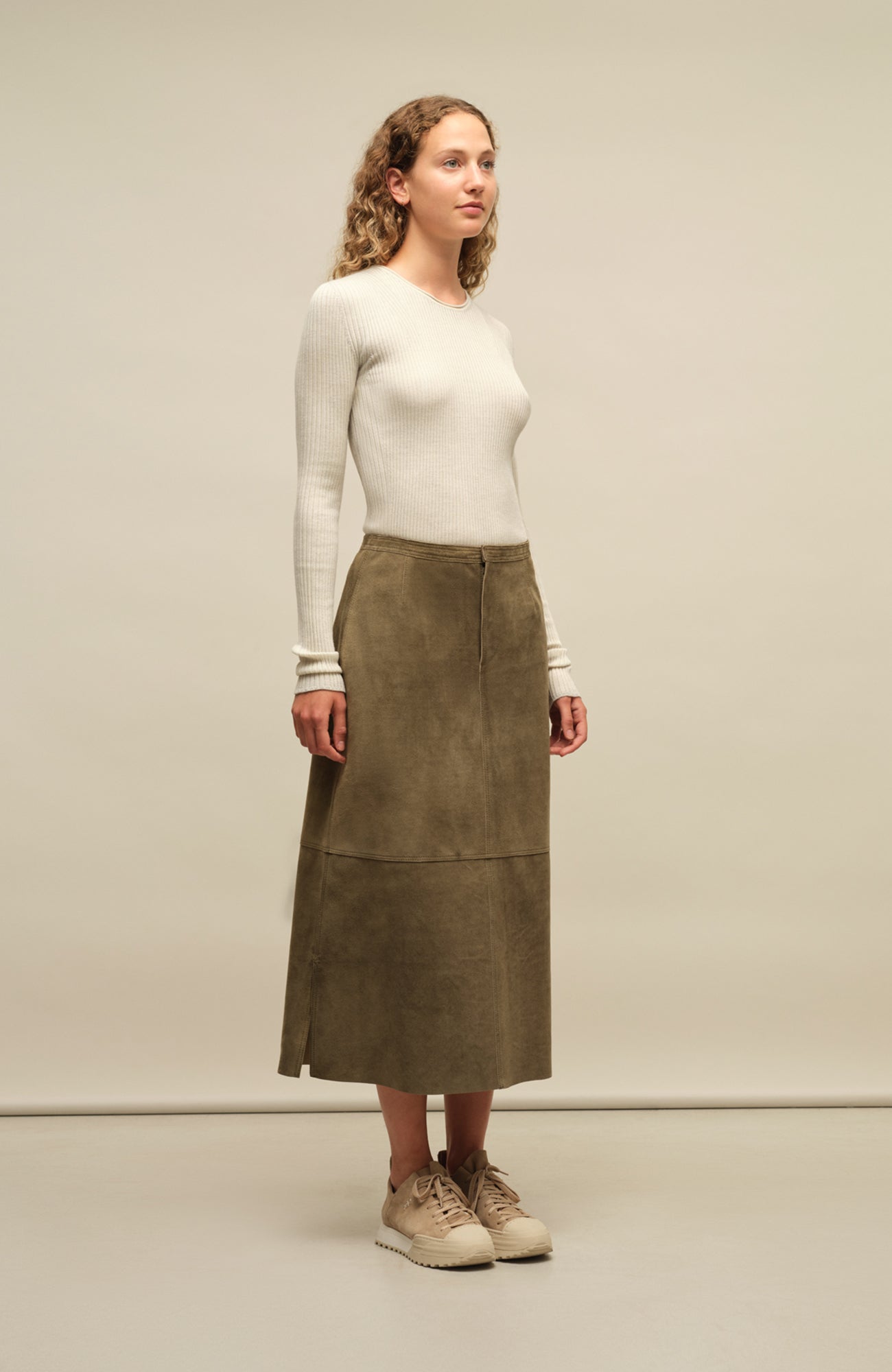 Damenrock aus Veloursleder in Olivgrün – Modell Sophia-CV 622693, Model Seitenansicht