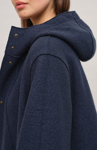 Elegantes Damen-Walkcape Modell 705129 Desiree-CW in den Farben Sandstone, Cashmere und Midnight – gefertigt in Österreich aus feinster Merinowolle