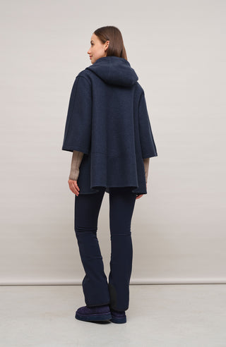 Elegantes Damen-Walkcape Modell 705129 Desiree-CW in den Farben Sandstone, Cashmere und Midnight – gefertigt in Österreich aus feinster Merinowolle