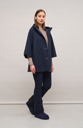 Elegantes Damen-Walkcape Modell 705129 Desiree-CW in den Farben Sandstone, Cashmere und Midnight – gefertigt in Österreich aus feinster Merinowolle