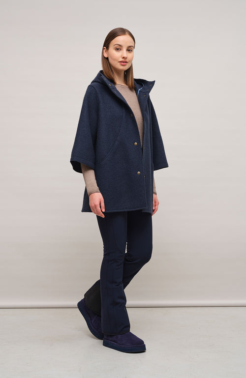 Elegantes Damen-Walkcape Modell 705129 Desiree-CW in den Farben Sandstone, Cashmere und Midnight – gefertigt in Österreich aus feinster Merinowolle
