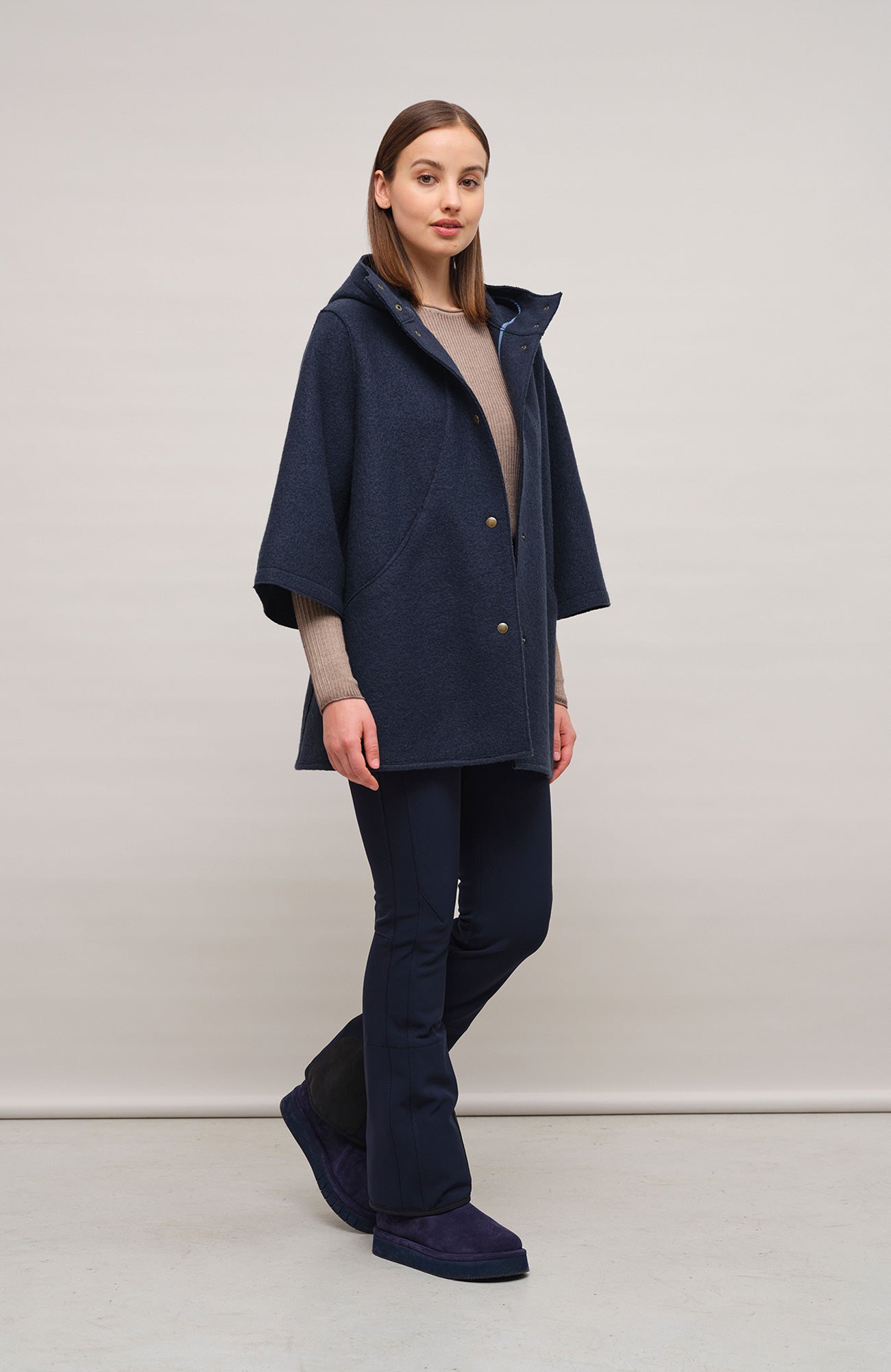 Elegantes Damen-Walkcape Modell 705129 Desiree-CW in den Farben Sandstone, Cashmere und Midnight – gefertigt in Österreich aus feinster Merinowolle