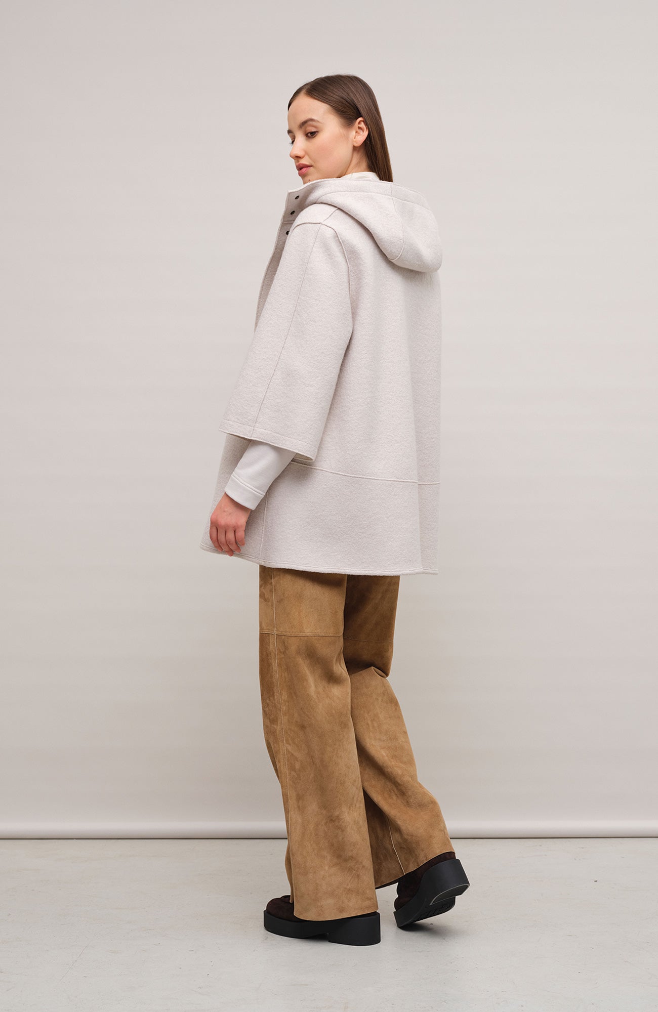 Elegantes Damen-Walkcape Modell 705129 Desiree-CW in den Farben Sandstone, Cashmere und Midnight – gefertigt in Österreich aus feinster Merinowolle