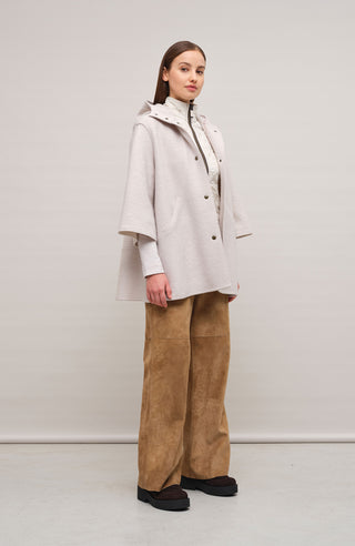 Elegantes Damen-Walkcape Modell 705129 Desiree-CW in den Farben Sandstone, Cashmere und Midnight – gefertigt in Österreich aus feinster Merinowolle