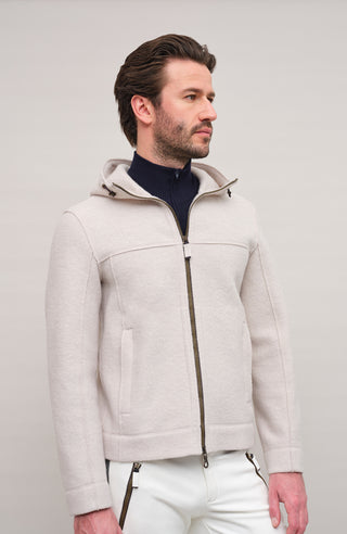 Walkjacke für Herren mit Kapuze in Beige – Modell Kian-CW, Model Vorderansicht