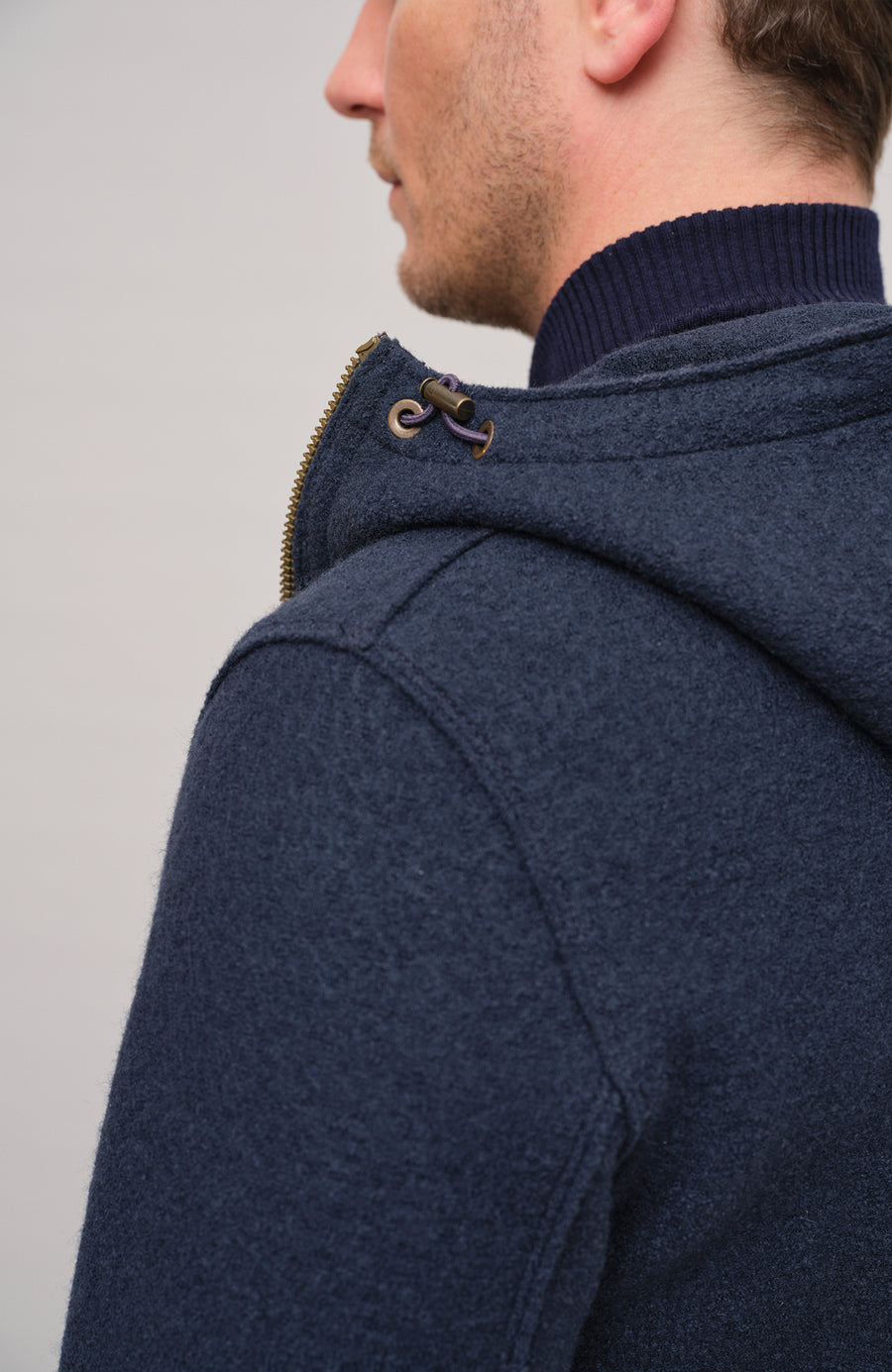 Walkjacke für Herren mit Kapuze in Dunkelblau – Modell Kian-CW, Model Detailansicht