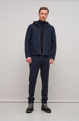 Walkjacke für Herren mit Kapuze in Dunkelblau – Modell Kian-CW, Model Vorderansicht