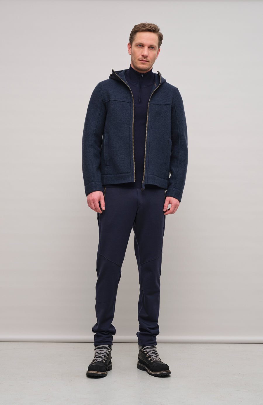 Walkjacke für Herren mit Kapuze in Dunkelblau – Modell Kian-CW, Model Vorderansicht