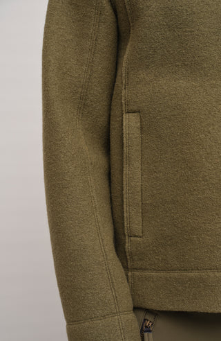Walkjacke für Herren mit Kapuze in Grün – Modell Kian-CW, Model Detailansicht