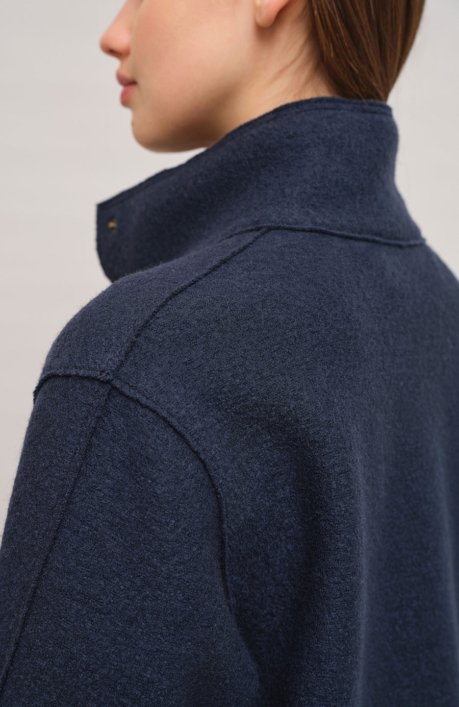 Kurz geschnittene Damen-Walkjacke von Frauenschuh, Modell 704129 Violet2.0-CW, Farbe Midnight Detailansicht Model– nachhaltig gefertigt aus mulesingfreier Schurwolle