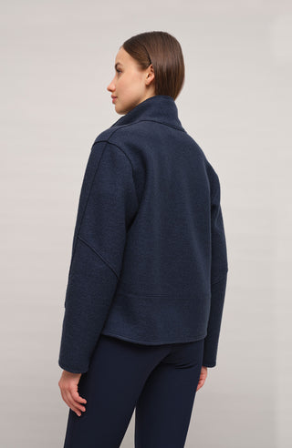 Kurz geschnittene Damen-Walkjacke von Frauenschuh, Modell 704129 Violet2.0-CW, Farbe Midnight Rueckansicht Model – nachhaltig gefertigt aus mulesingfreier Schurwolle
