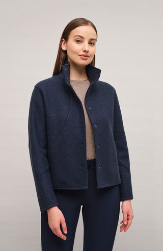 Kurz geschnittene Damen-Walkjacke von Frauenschuh, Modell 704129 Violet2.0-CW, Farbe Midnight Vorderansicht Model– nachhaltig gefertigt aus mulesingfreier Schurwolle