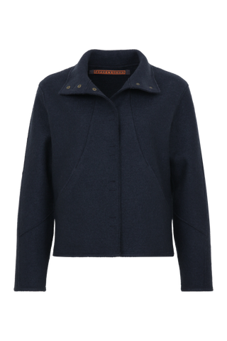 Kurz geschnittene Damen-Walkjacke von Frauenschuh, Modell 704129 Violet2.0-CW, Farbe Midnight Vorderansicht Model – nachhaltig gefertigt aus mulesingfreier Schurwolle