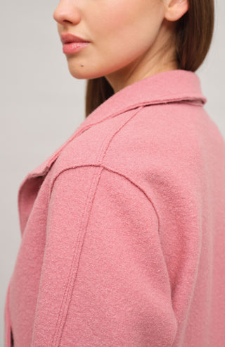 Kurz geschnittene Damen-Walkjacke von Frauenschuh, Modell 704129 Violet2.0-CW, Farbe softpink Detailansicht Model – nachhaltig gefertigt aus mulesingfreier Schurwolle