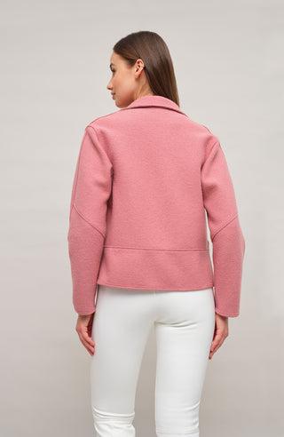Kurz geschnittene Damen-Walkjacke von Frauenschuh, Modell 704129 Violet2.0-CW, Farbe softpink Rueckansicht Model – nachhaltig gefertigt aus mulesingfreier Schurwolle