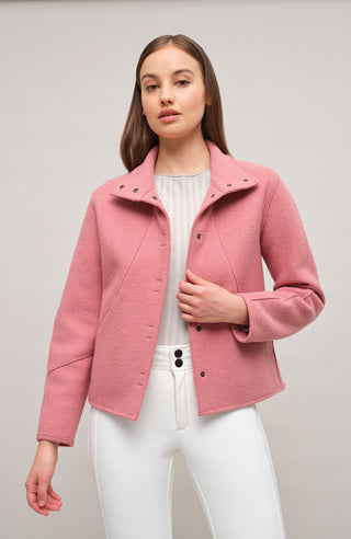 Kurz geschnittene Damen-Walkjacke von Frauenschuh, Modell 704129 Violet2.0-CW, Farbe softpink Vorderansicht Model– nachhaltig gefertigt aus mulesingfreier Schurwolle