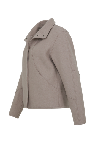Kurz geschnittene Damen-Walkjacke von Frauenschuh, Modell 704129 Violet2.0-CW, Farbe 310 Cashmere, Seitenansicht – nachhaltig gefertigt aus mulesingfreier Schurwolle