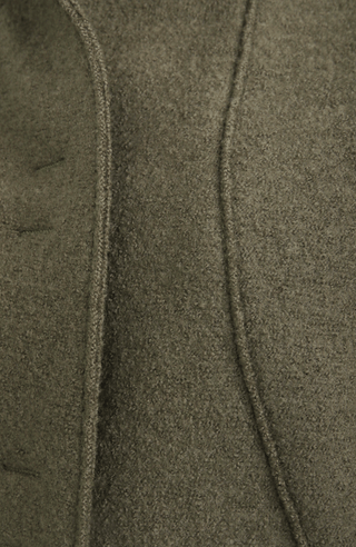 urz geschnittene Damen-Walkjacke von Frauenschuh, Modell 704129 Violet2.0-CW, Farbe 840 ivy, Detailansicht– nachhaltig gefertigt aus mulesingfreier Schurwolle
