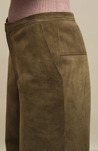 Damenhose aus Veloursleder in olivegrün – Modell Kati-CV 623693, Model Detailansicht