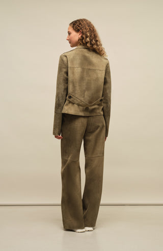 Damenhose aus Veloursleder in olivegrün – Modell Kati-CV 623693, Model Rueckansicht