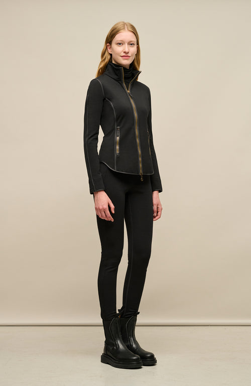 The Wool Powerstretch Wera jacket meets the perfectly coordinated Daphne pants – for a completely harmonious outfit.